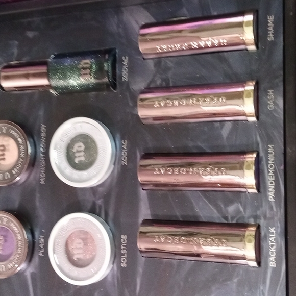 RARE URBAN DECAY 20 YEARS OF BEAUTY WITH AN EDGE ANNIVERSARY COLLECTION - Picture 10 of 14